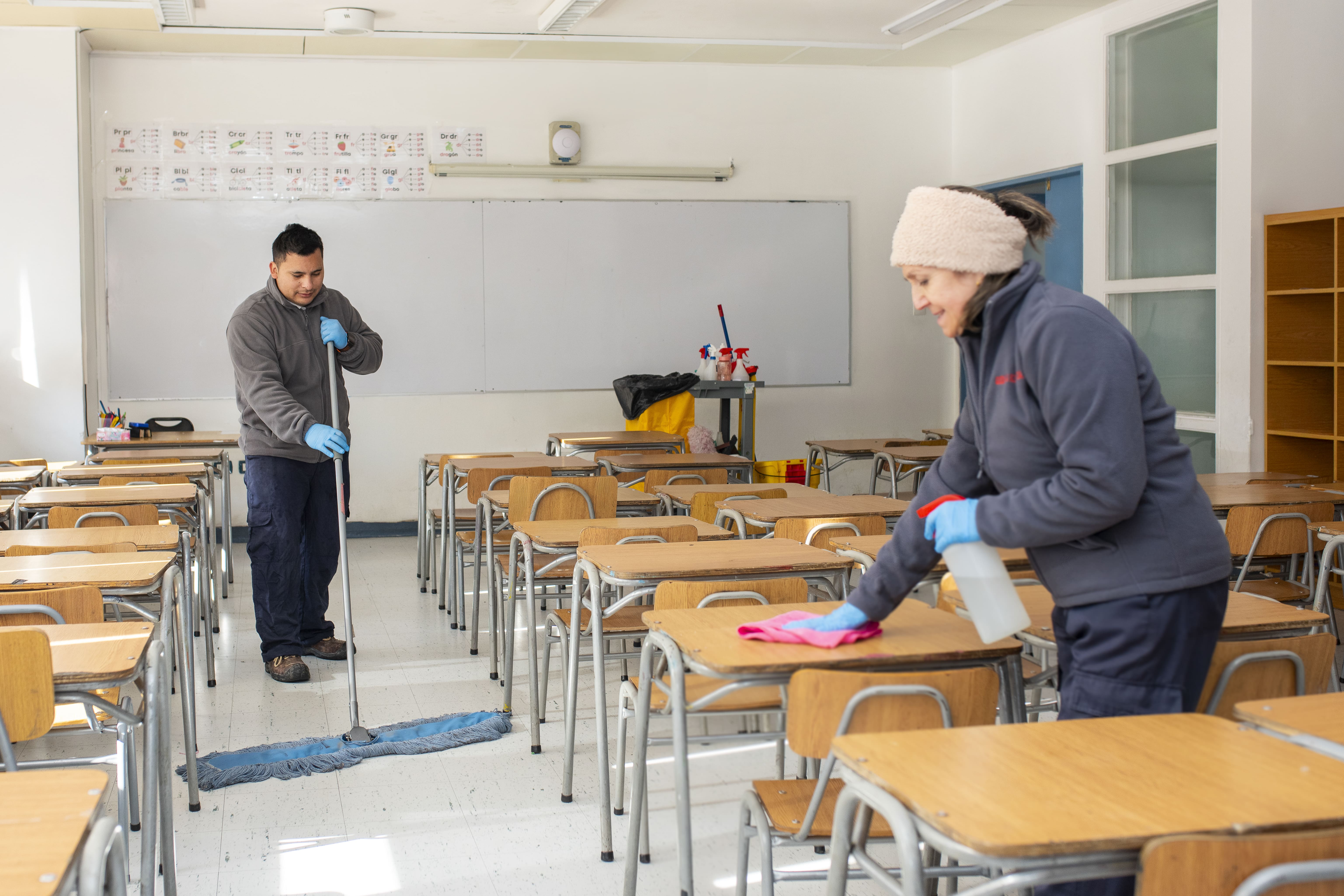 Equipo de Guzmán y Schmidt realizando limpieza coordinada de aula escolar