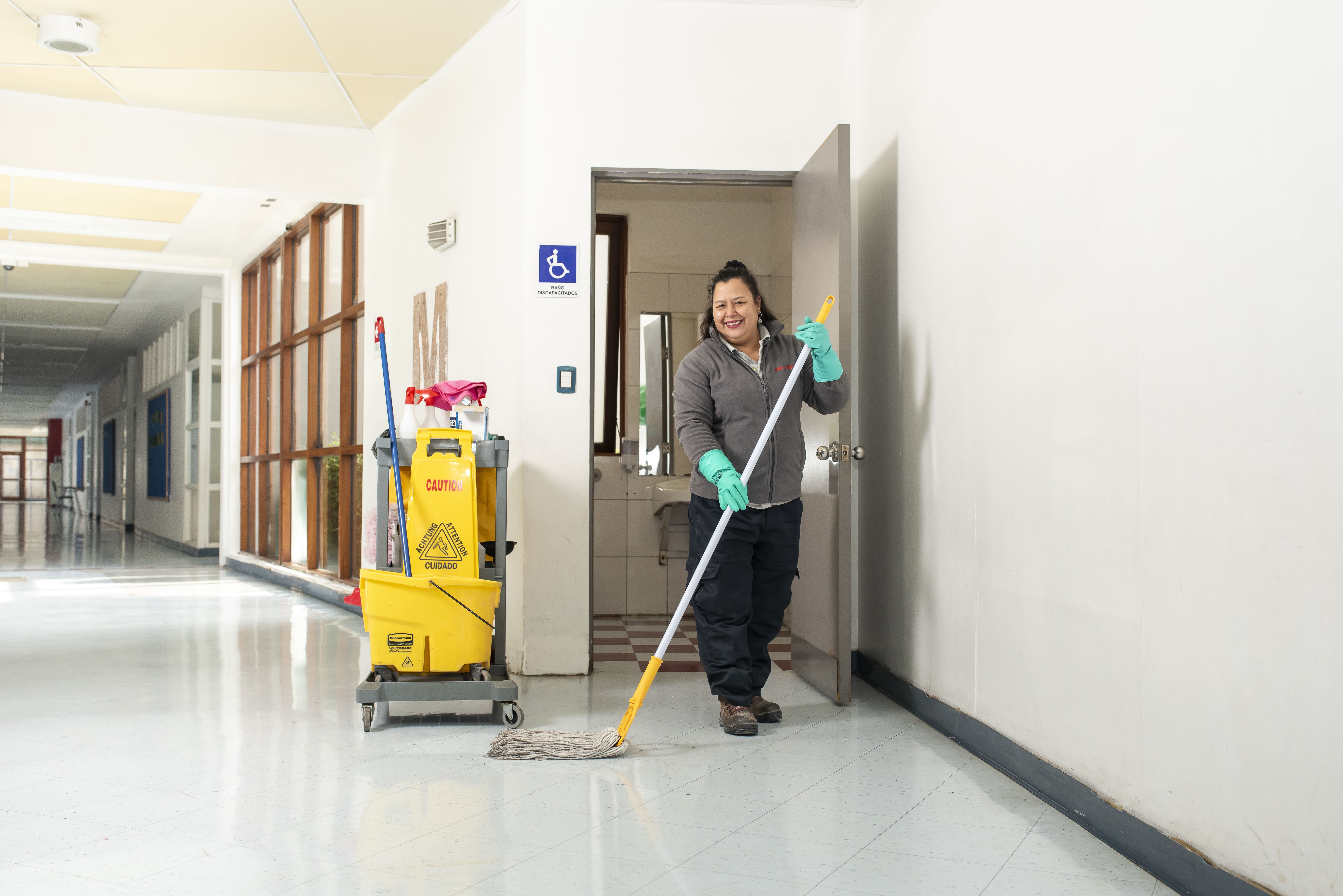 Profesional de Guzmán y Schmidt realizando limpieza en centro de salud