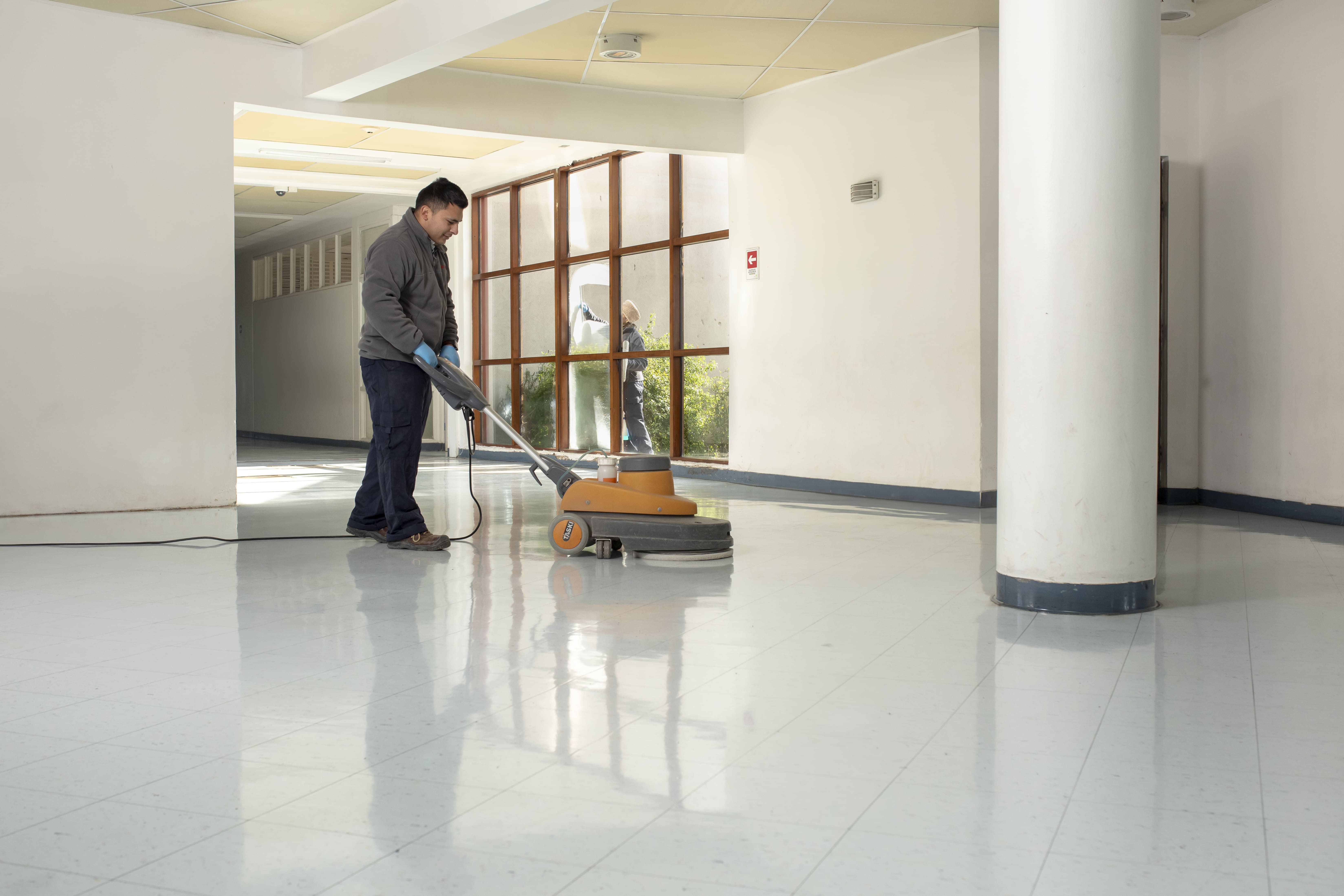 Profesional de Guzmán y Schmidt realizando limpieza de lobby institucional