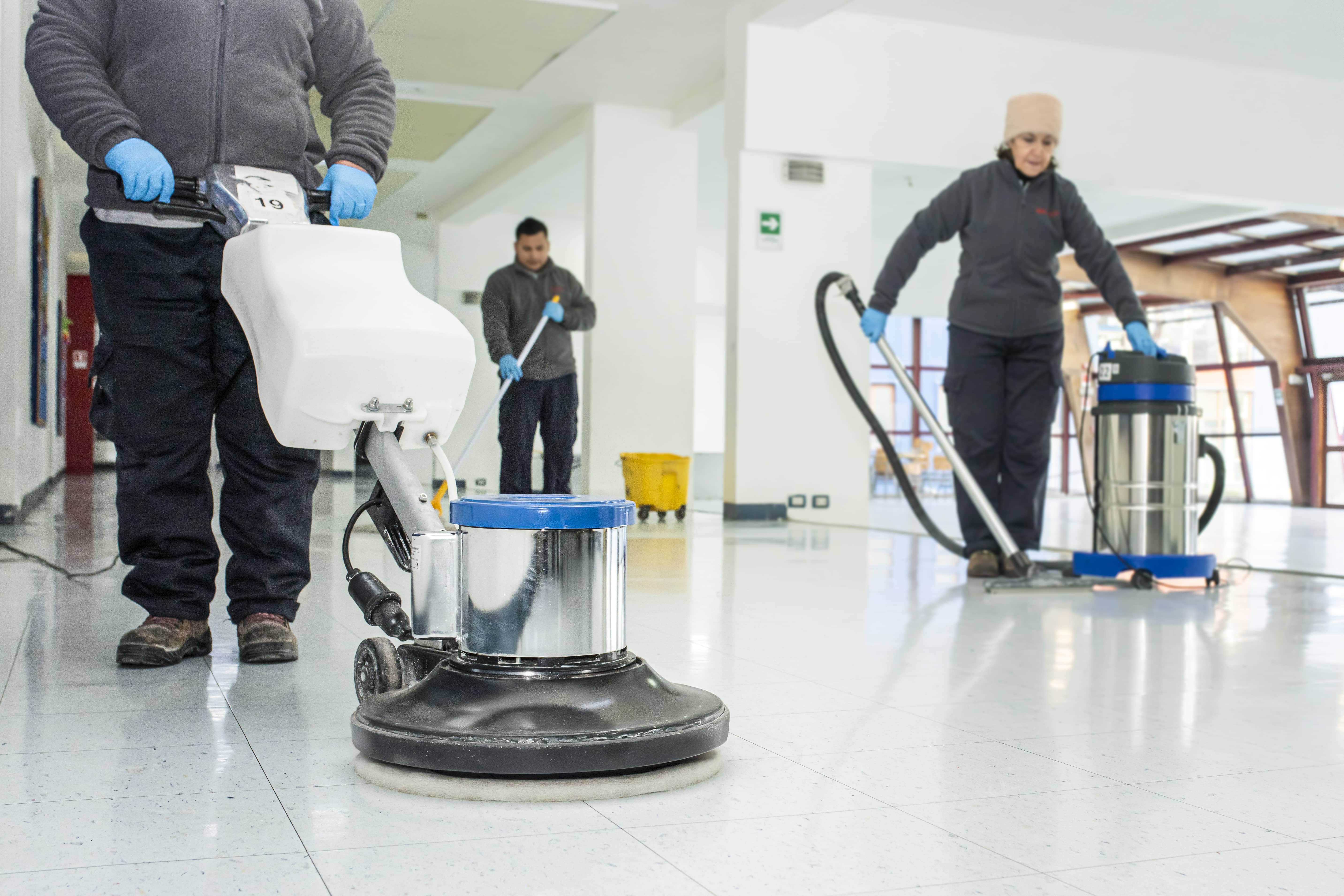 Equipo de Guzmán y Schmidt trabajando en coordinación con equipos especializados